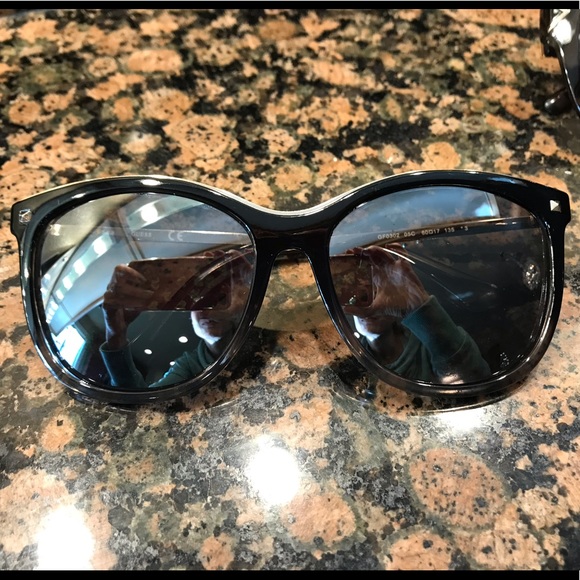 Accessories - Guess Sunglasses
